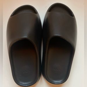 black yeezy slides